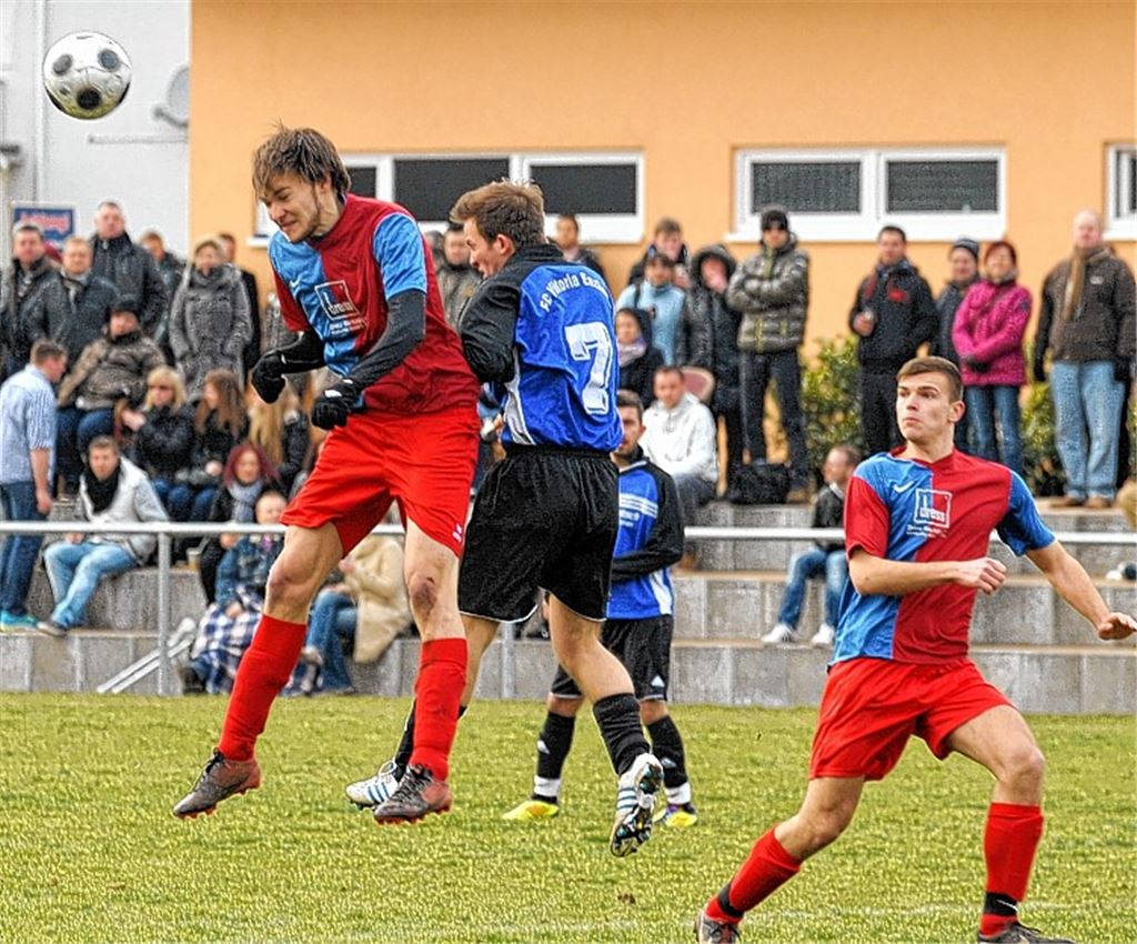 Heiß umkämpfte und gut besuchte Partie: Enzberg (blau-schwarze Trikots) sichert sich im Spiel gegen den TSV Ötisheim drei Punkte. 