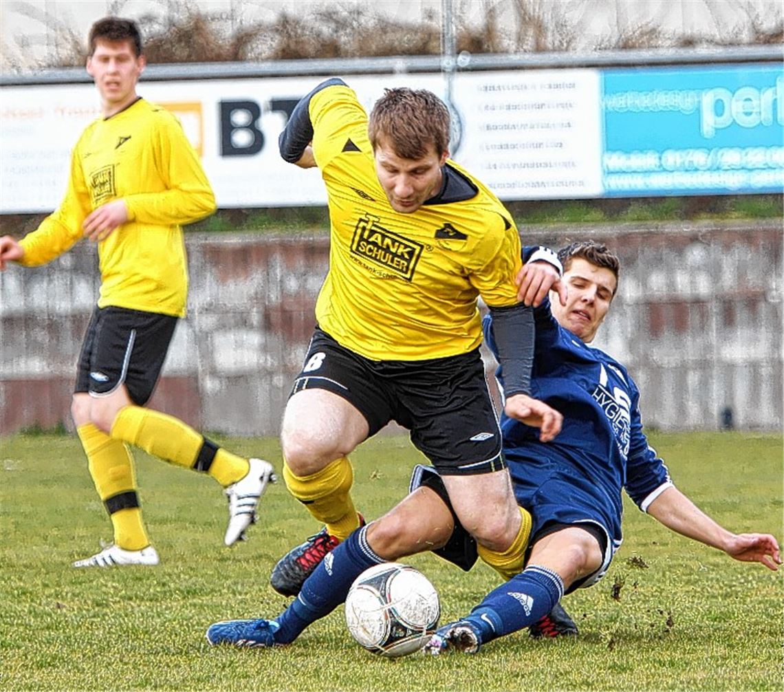 Heiß umkämpftes Spitzenspiel ohne Gewinner: Der FV Lienzingen (gelbe Trikots) ist mit dem Punkt, den die Mannschaft beim Tabellenführer in Königsbach geholt hat (0:0), zufrieden. Am Sonntag, 15 Uhr, erwartet die Mannschaft von Spielertrainer Hüsnü Gür den FV Göbrichen. 