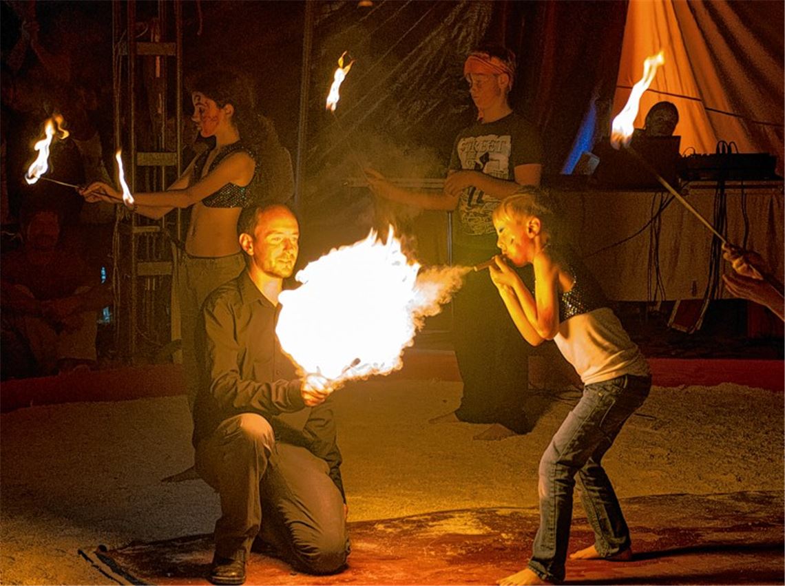 Heiße Darbietungen in der Manege: Mutige Feuerschlucker, elegante Akrobaten und nervenstarke Fakire beeindrucken das Publikum. Zum Dank gibt es stürmischen Applaus.