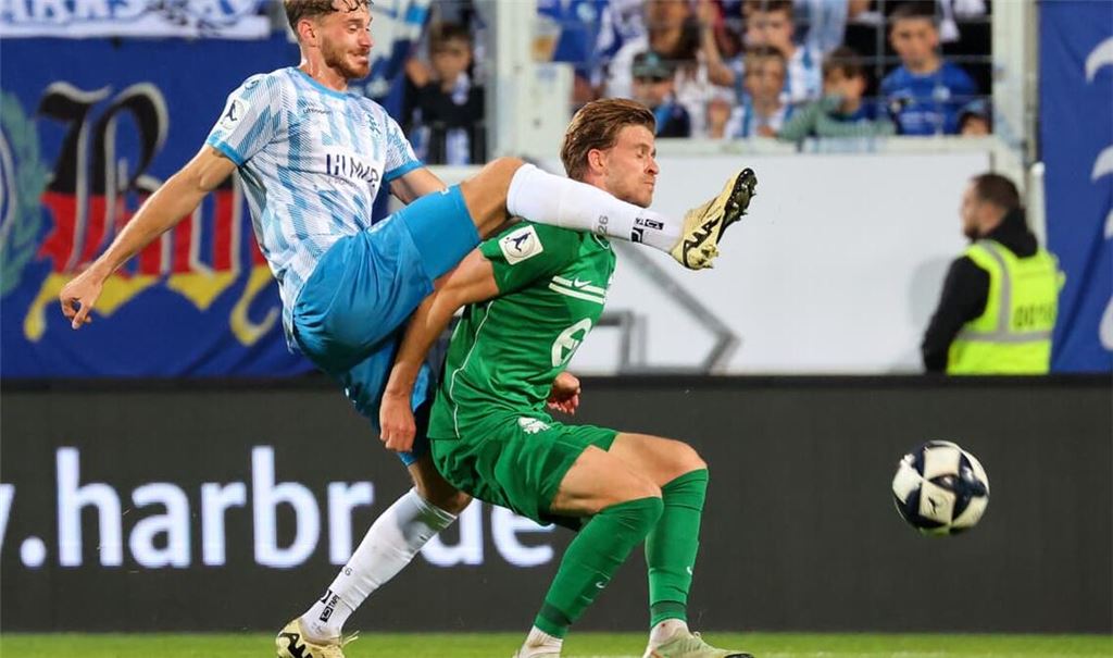 Heiße Zweikämpfe: Luca Trslic (SVK/li.) gegen Jelle Goselink.