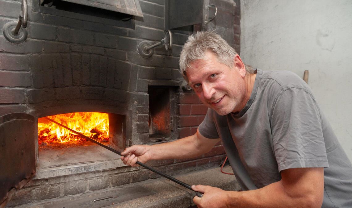 Pizzen aus dem Backhaus sind wieder stark gefragt Heißer Arbeitsplatz: Bernd Buck, Feuermeister beim Pizzafest.Foto: Fotomoment