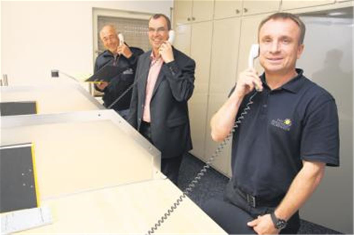 Heißer Draht zur Feuerwehr: Bei so genannten Großschadensereignissen  Brandkatastrophen, Unfällen mit Giftstoffen oder Hochwasser  haben die Bürger ab sofort die Möglichkeit, sich über eine spezielle Hotline zu informieren. Oberbürgermeister Frank Schneider (Mitte), Kommandant Ralph Keipp (re.) und sein Zugführer Wilfried Müller stellen das neue Angebot vor.
Foto: Disselhoff