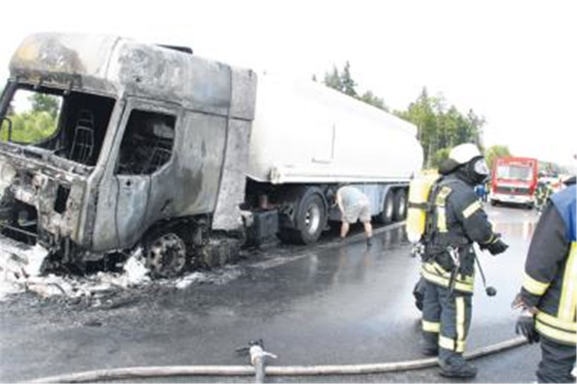 Heißer Einsatz an einem heißen Tag: Die Zugmaschine des Tanklastzugs, der auf dem Weg von Frankfurt nach Friedrichshafen war, brennt kurz nach Pforzheim-Süd auf dem Seitenstreifen der A8 völlig aus. Die brisante Ladung des Gespanns: 32000 Liter Flüssiggas.
Foto: Ehmann