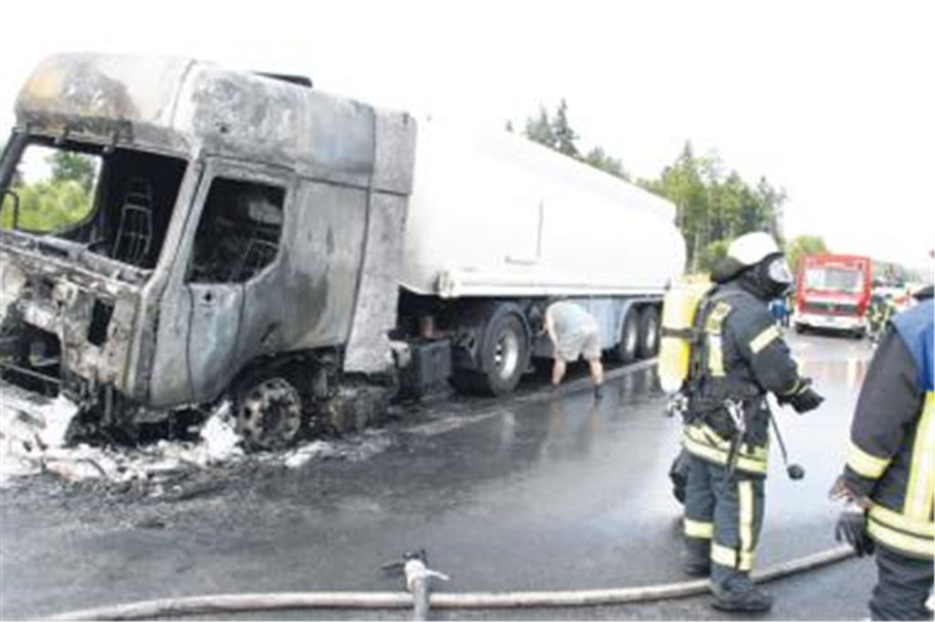 Heißer Einsatz an einem heißen Tag: Die Zugmaschine des Tanklastzugs, der auf dem Weg von Frankfurt nach Friedrichshafen war, brennt kurz nach Pforzheim-Süd auf dem Seitenstreifen der A8 völlig aus. Die brisante Ladung des Gespanns: 32000 Liter Flüssiggas.
Foto: Ehmann