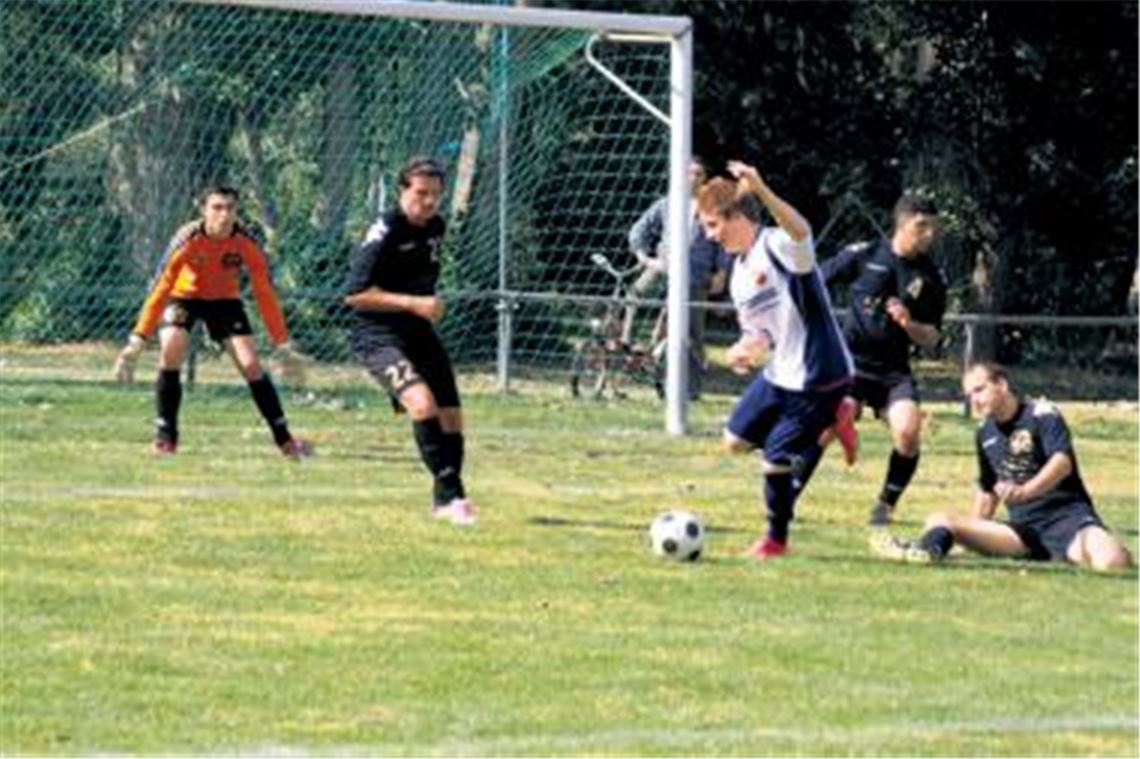Heißer Tanz: Im Hinspiel zeigen beide Teams feinen Offensivfußball. Am Ende siegen die jungen Sportfreunde (weiße Trikots) gegen die erfahrenen Nullachter mit 4:2
Archivfoto: Eigner