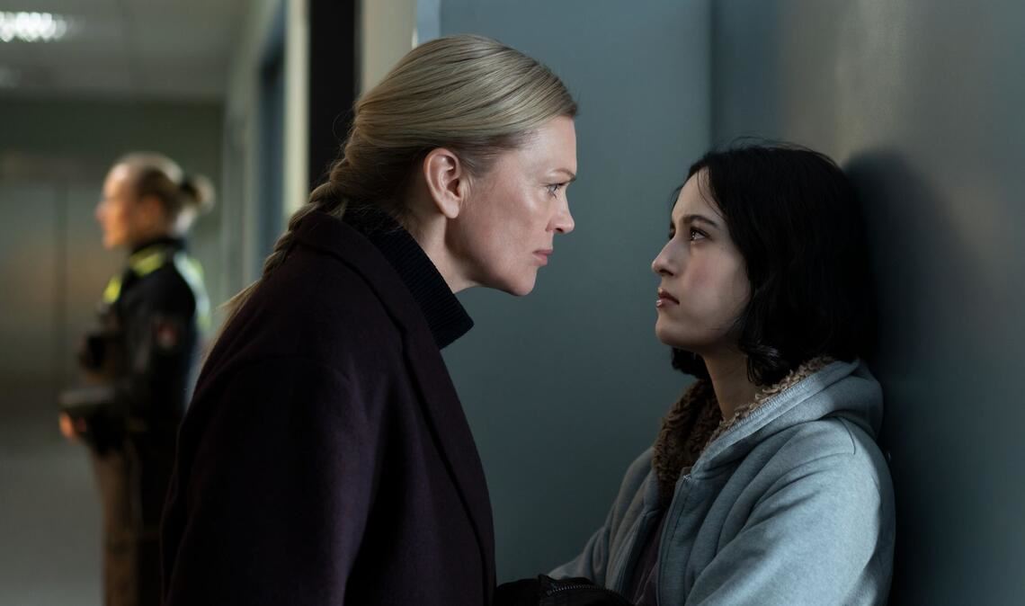 Helen Dorn (Anna Loos, links) erfährt, dass sie neben einer Halbschwester auch noch eine Nichte hat - und Tamara (Maya Lauterbach) provoziert die TV-Kommissarin gehörig.