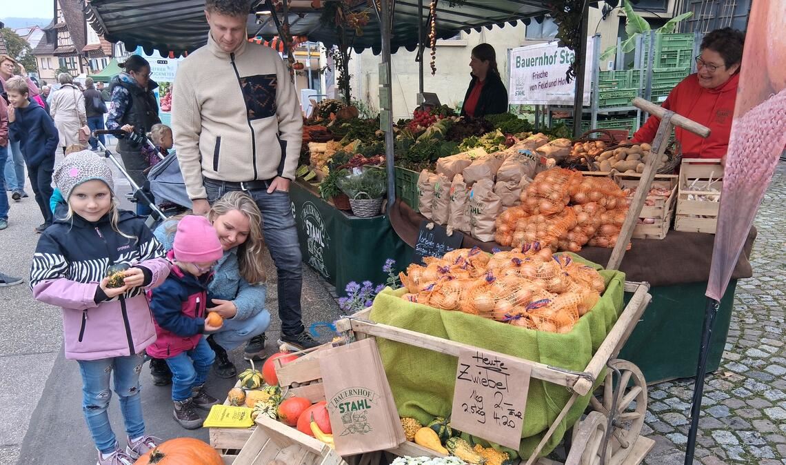 Helen und ihre jüngere Schwester Nina bewundern die leuchtenden Kürbisse am Stand vom Bauernhof Stahl aus Lomersheim. Foto: Schröder