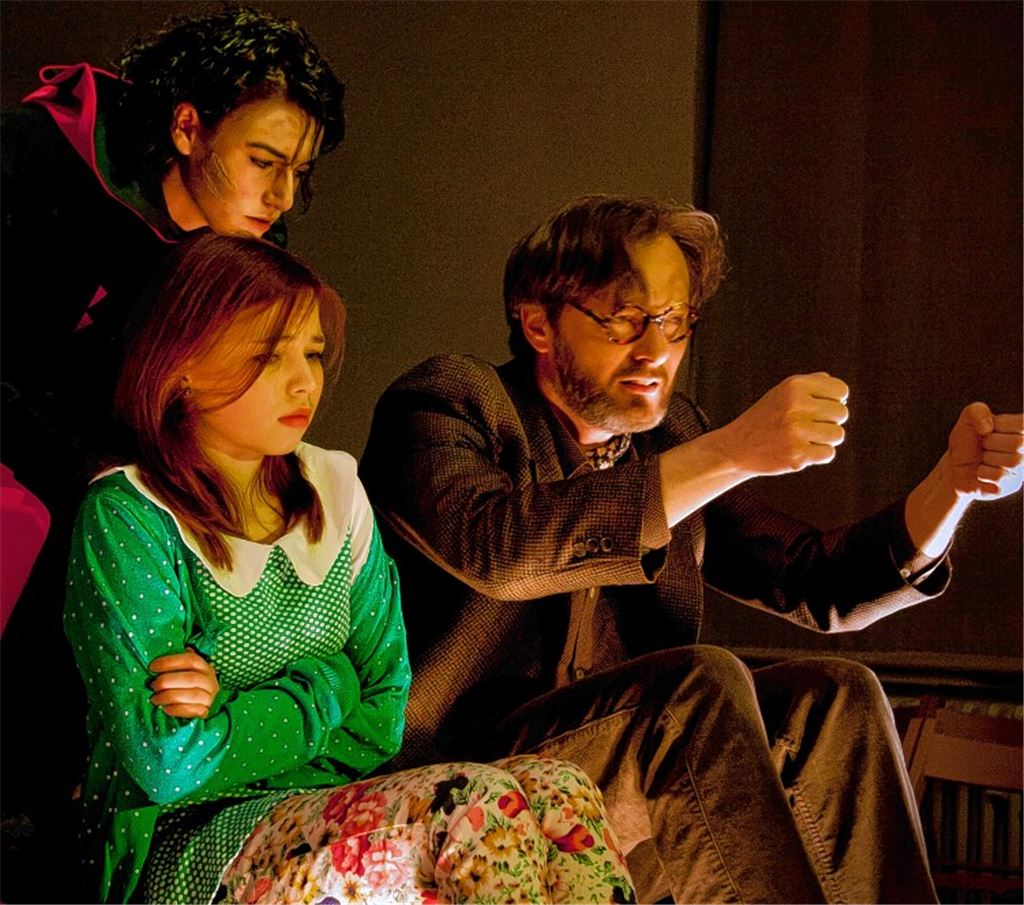 Helena Thomas, Luca Marie Hurrle und Mathias Reiter in „Tintenherz“.