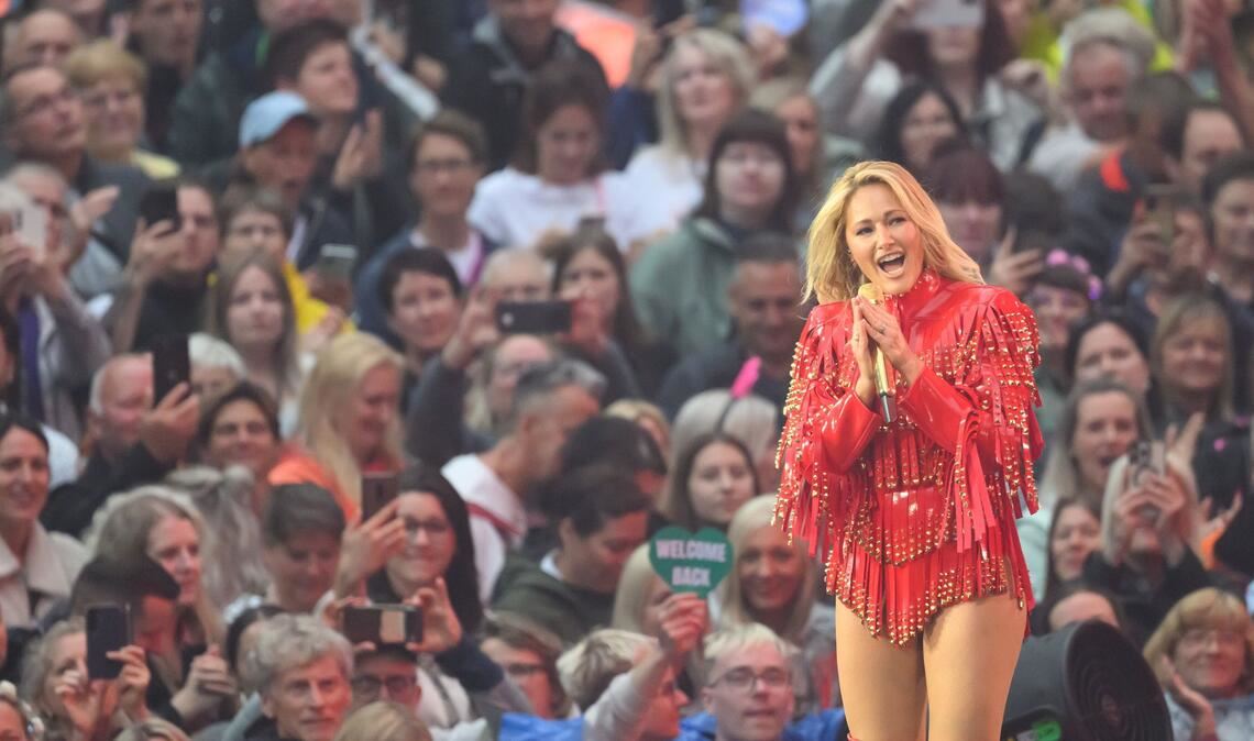 Helene Fischer performte beim Tourauftakt in Dresden ihre größten Hits aus knapp 20 Jahren Bühnenkarriere, darunter "Atemlos durch die Nacht", "Herzbeben" und "Null auf 100".