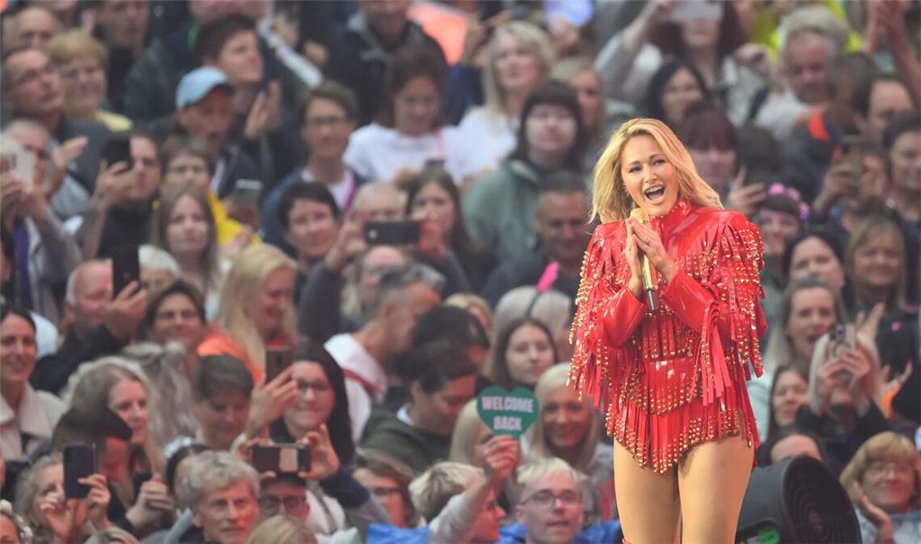 Helene Fischer performte beim Tourauftakt in Dresden ihre größten Hits aus knapp 20 Jahren Bühnenkarriere, darunter "Atemlos durch die Nacht", "Herzbeben" und "Null auf 100".