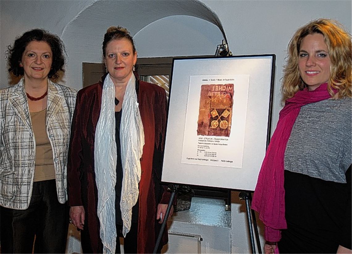 Helene Seifert (v.li.), Monika Kaeser und Dr. Denise Roth. Auf der Staffelei steht das Bild „Michel 1631“, dessen Struktur die Künstlerin an einer Wand des Brettener Simmelturms entdeckt und in ihrer Technik ausgestaltet hat.