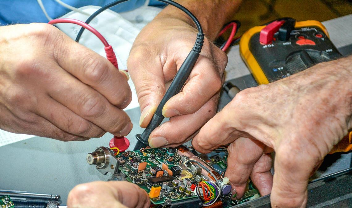 Bürgerpreis 2025 geht an Reparaturcafé Helfende Hände kümmern sich im Reparaturcafé um Alltagsgegenstände, die sonst im Müll landen würden. Archivfoto: Stahlfeld