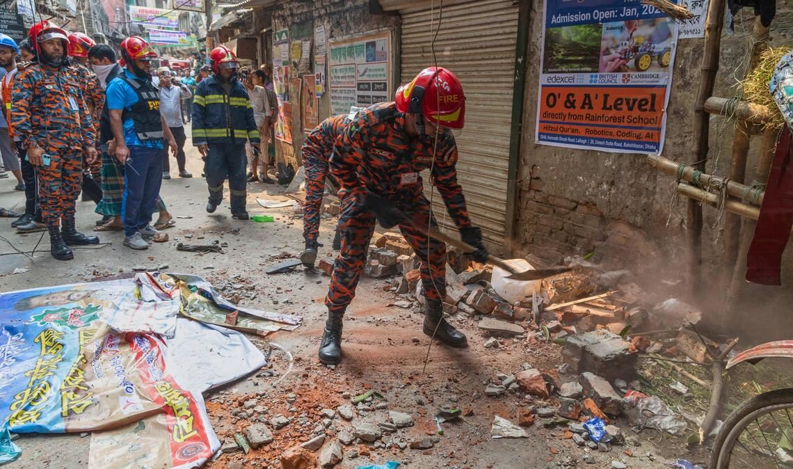 Helfer beseitigen Trümmer nach einem Erdbeben in Bangladesch.