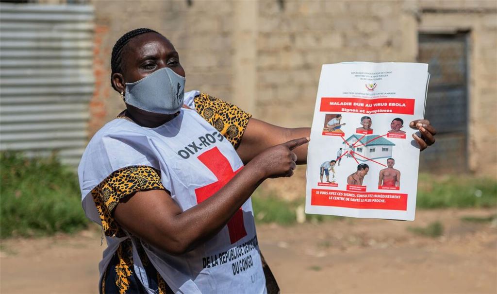 Helfer des Roten Kreuzes betreiben Aufklärung über Ebola - aber zahlreiche Menschen in der betroffenen Region halten die Krankheit für einen Mythos.