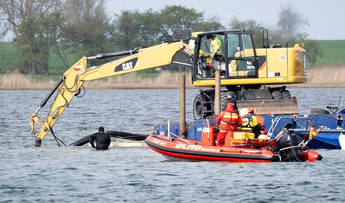 Helfer einer privaten Initiative wollen eine Rinne vom Liegeplatz des gestrandeten Wals zum tiefen Fahrwasser graben.