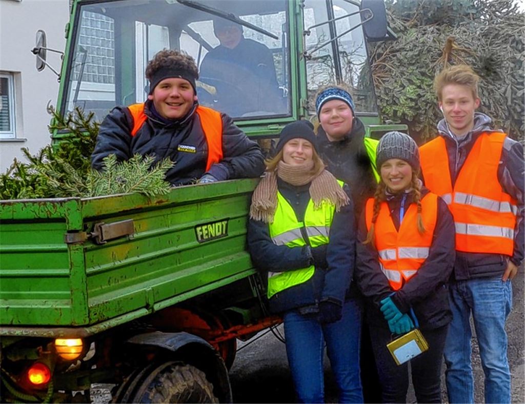 Bläser sammeln Christbäume ein