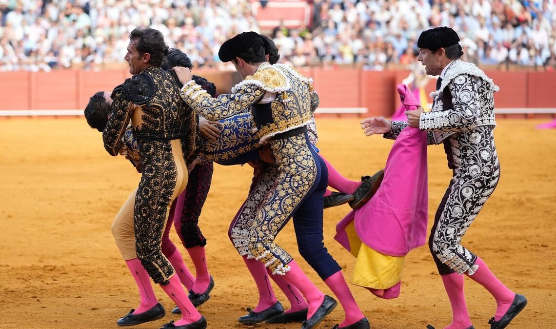 Helfer tragen den schwer verletzten Torero Morante de la Puebla aus der Stierkampfarena.