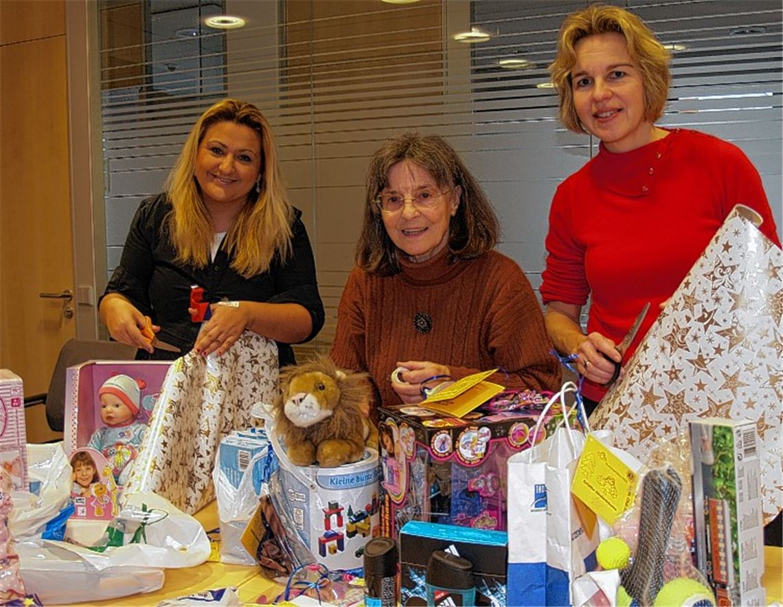 Helfer verpacken Geschenke.