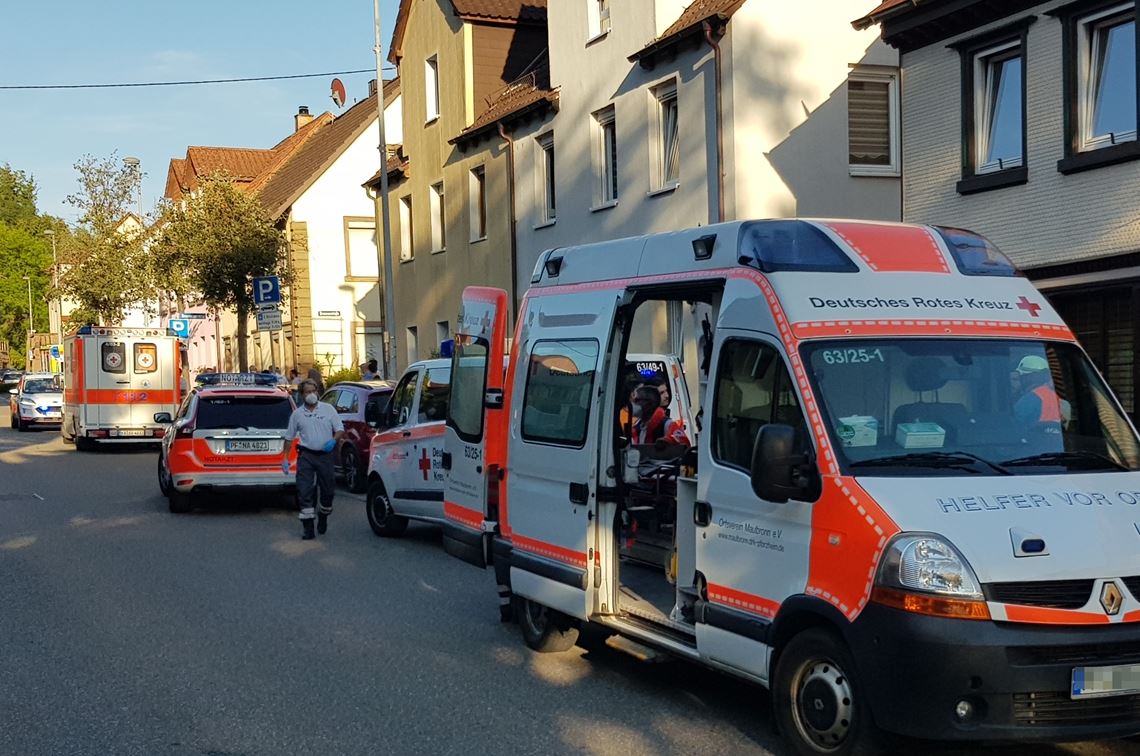 Helfer vor Ort bringen die Bewohner ins Krankenhaus. Foto: DRK/Markus Mannuß
