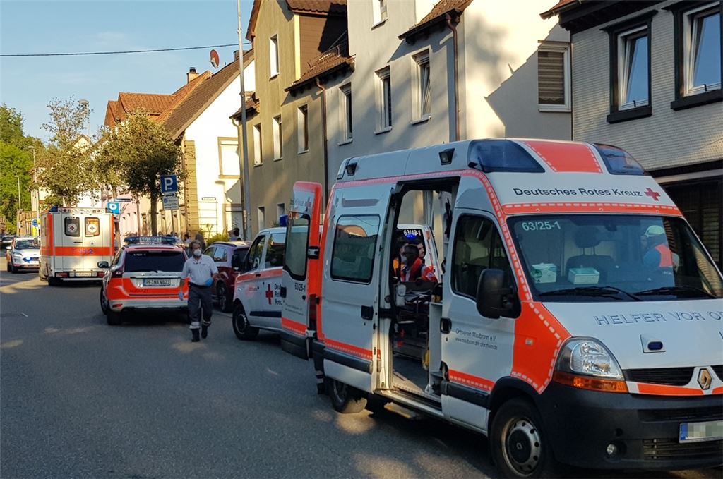 Helfer vor Ort bringen die Bewohner ins Krankenhaus. Foto: DRK/Markus Mannuß