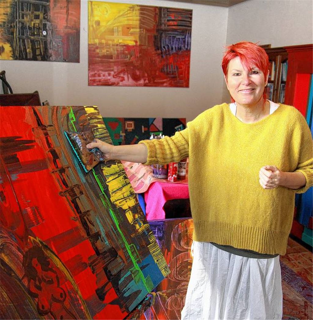 Helga Aichele verkauft Kunst für den guten Zweck.
