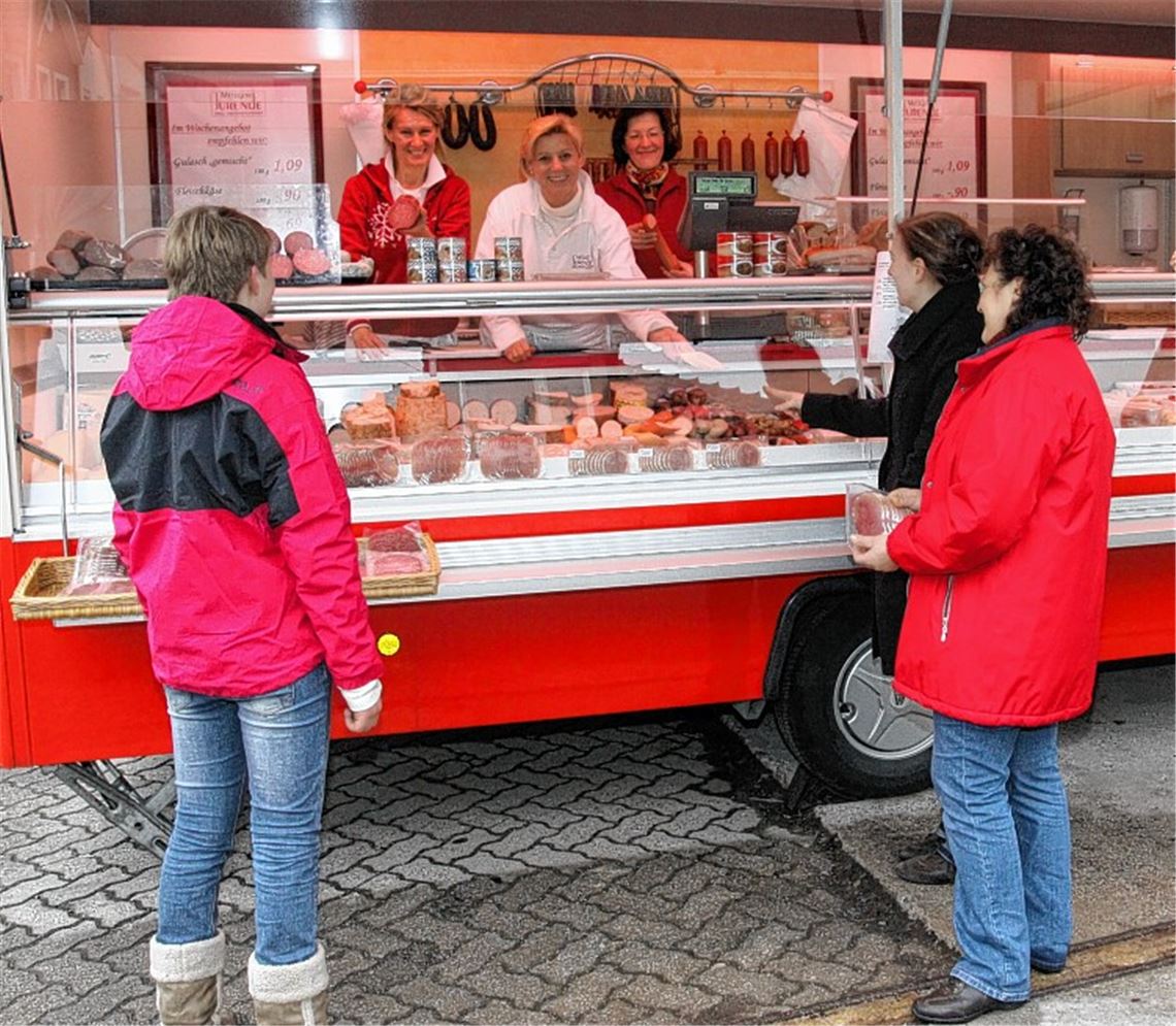 Helga Buck, Barbara Jurende und Elke Aichelberger (v. li.) im provisorischen Wagen. 