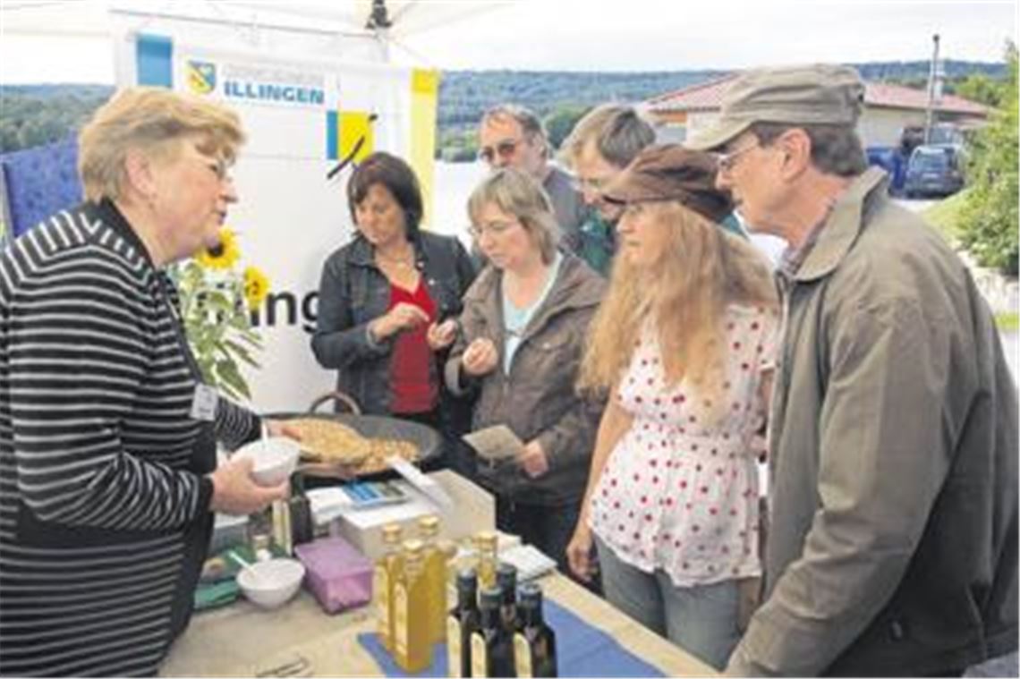 Helga Krauth von der Illinger Ölmühle lädt am Naturparkzentrum zum Probieren ein. Foto: Hansen