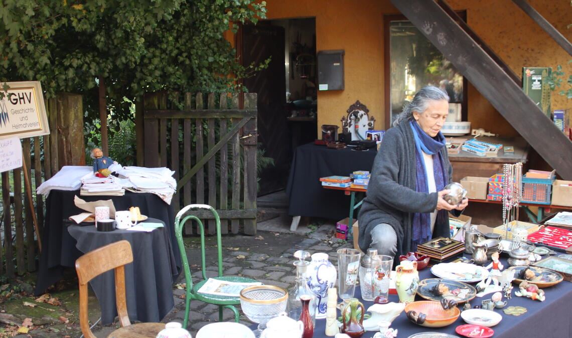 Helga Steinel bietet ihre Schätze bei Schafhoffest auf dem Flohmarkt an. Fotos: Weber