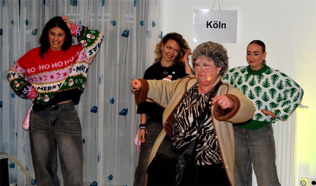 Helga alias Helene Hottenrott tanzt begeistert mit. Fotos: Stahlfeld