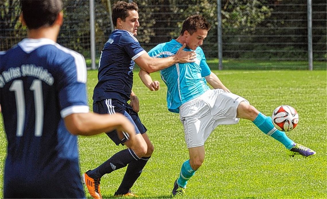 Hellas Bietigheim (dunkelblaue Trikots) zerstört die Lomersheimer Hoffnung auf eine kleine Sensation. Die Gäste machen in der zweiten Hälfte Dampf, drehen die Partie und siegen 4:2.  Foto: Fotomoment
