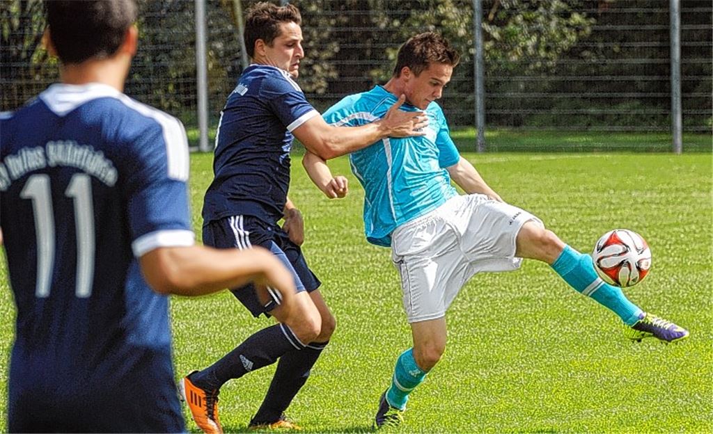 Hellas Bietigheim (dunkelblaue Trikots) zerstört die Lomersheimer Hoffnung auf eine kleine Sensation. Die Gäste machen in der zweiten Hälfte Dampf, drehen die Partie und siegen 4:2.  Foto: Fotomoment