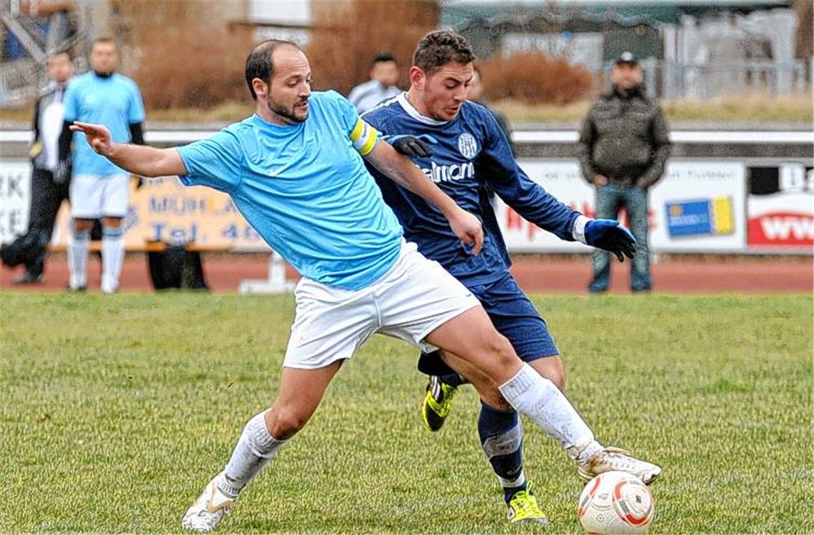 Hellas Mühlacker (hellblaue Trikots) streckt sich bei der FVgg 08 Mühlacker vergeblich. Die Gäste kassieren eine knappe Niederlage. 
