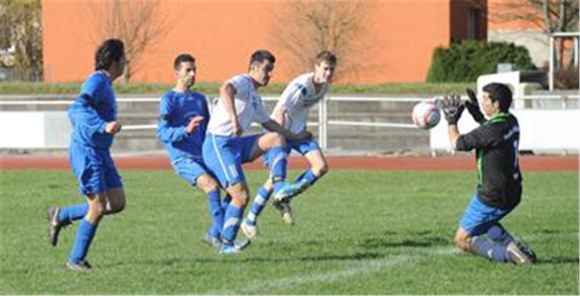 Hellas-Torhüter Stefanos Kulidis (re.), hier gegen die Fvgg 08 Mühlacker (weiße Trikots), stand in der vergangenen Saison unter Dauerbeschuss. Nun ist er womöglich nur noch Ersatz.
 Foto: Fotomoment