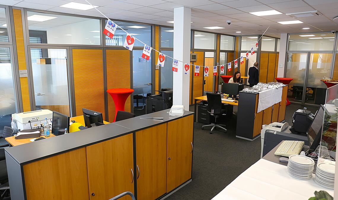 Helle Räumlichkeiten und viele Beratungszimmer zeichnen die Knittlinger Geschäftsstelle nach dem umfangreichen Relaunch aus. Fotos: Schüller