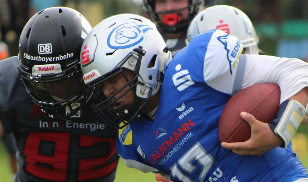 Helm an Helm: Das Tackling wird hart – Szene vom Spiel Pforzheim gegen Gießen.