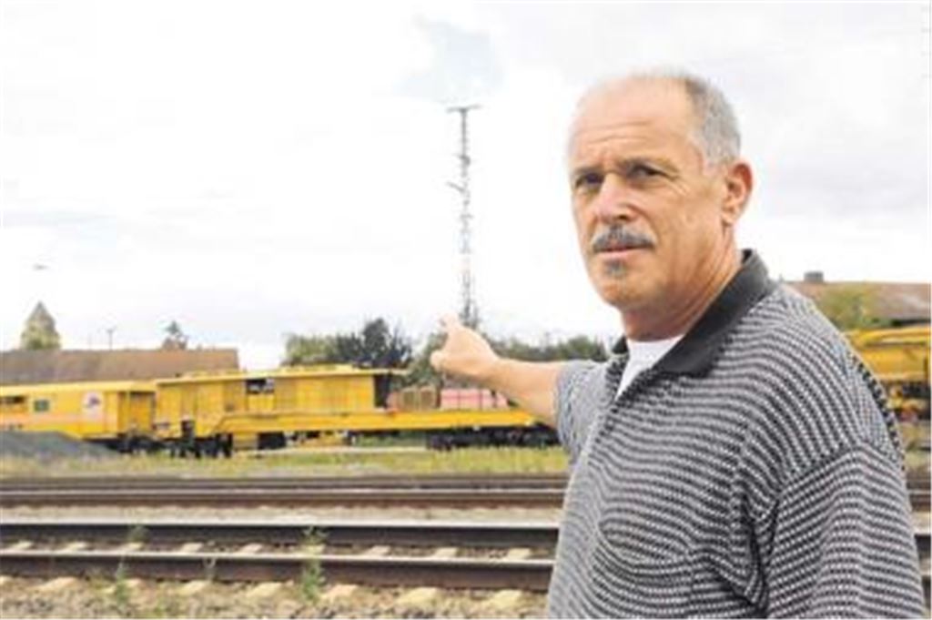 Helmut Bauer zeigt auf den Bauzug, von dem das Getöse kommt, das Anlieger der Bahnstrecke tagelang gestört hat.
Foto: Sadler