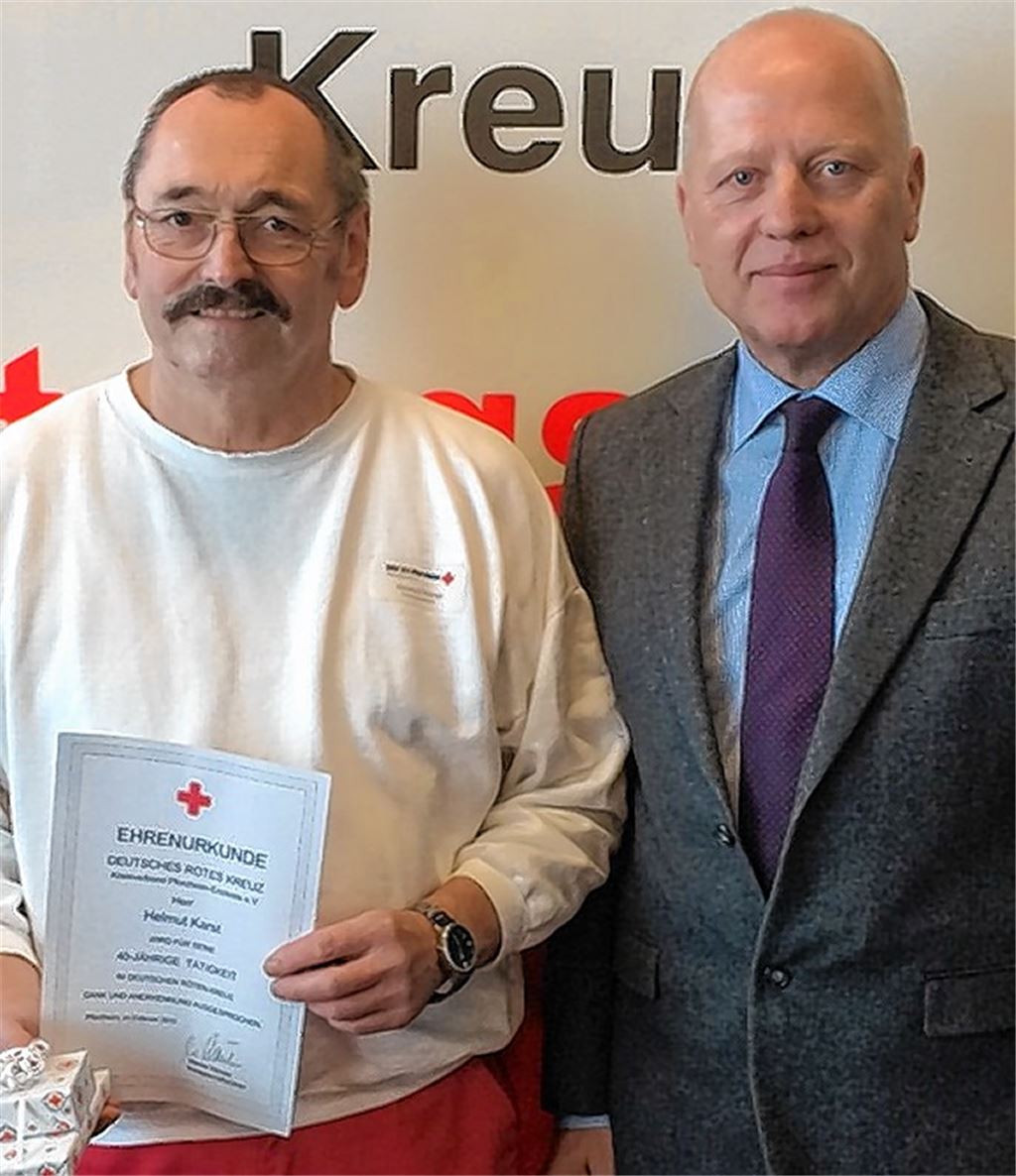 Helmut Karst mit DRK-Kreisgeschäftsführer Werner Hänlein (re.).