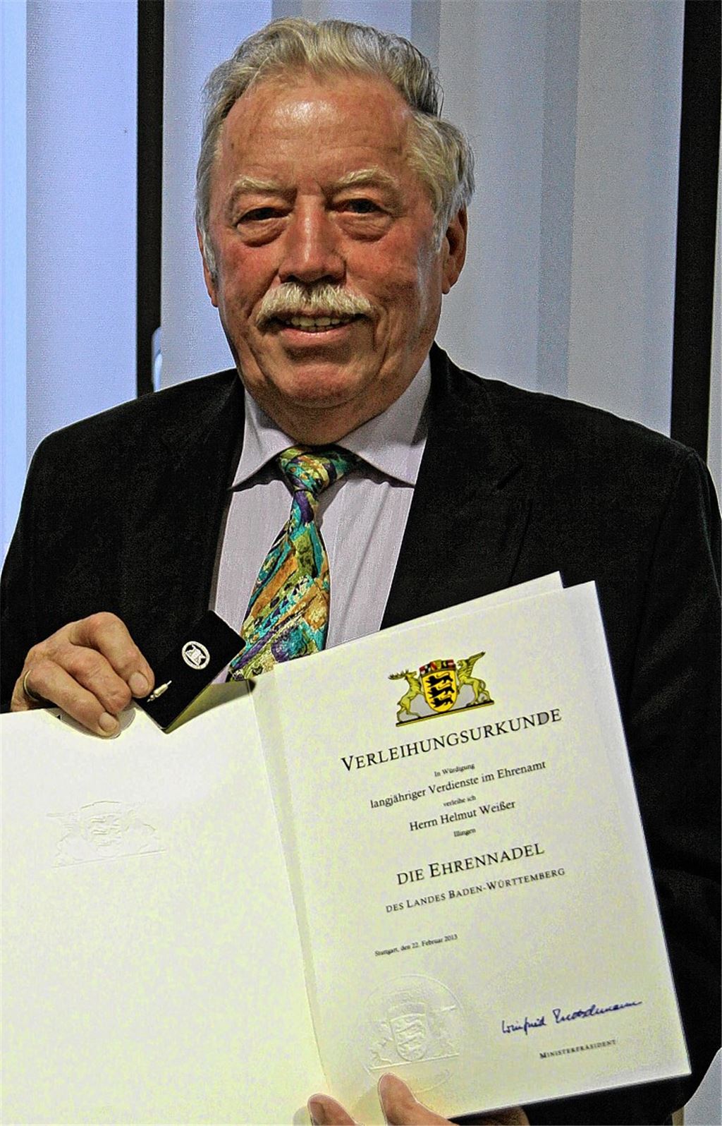 Helmut Weißer freut sich über die Ehrennadel des Landes Baden-Württemberg. Foto: Goertz