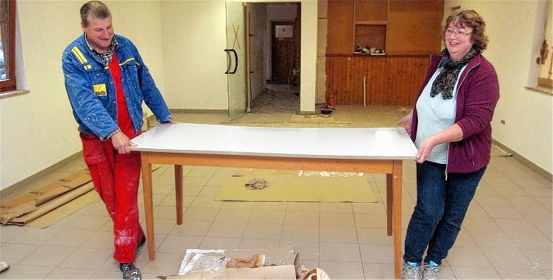 Helmut und Heide Wälzel sind mit dem Einräumen des Vereinsraums beschäftigt.
