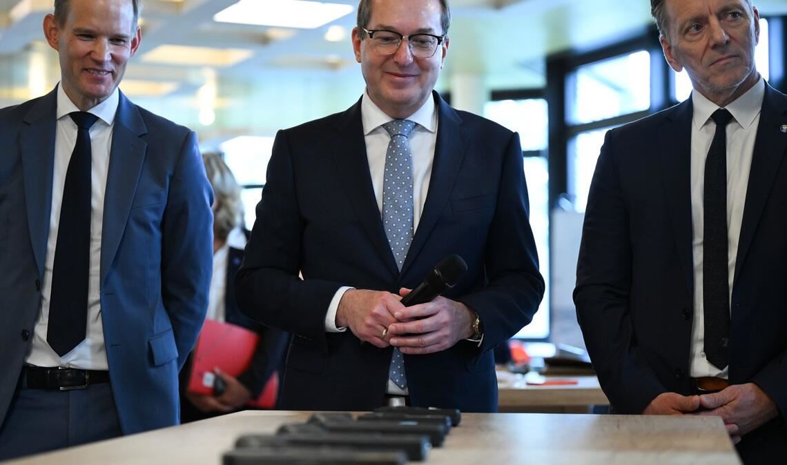 Hendrik Streeck (l-r), Drogenbeauftragter der Bundesregierung, Alexander Dobrindt (CSU), Bundesinnenminister, und Holger Münch, BKA-Präsident.