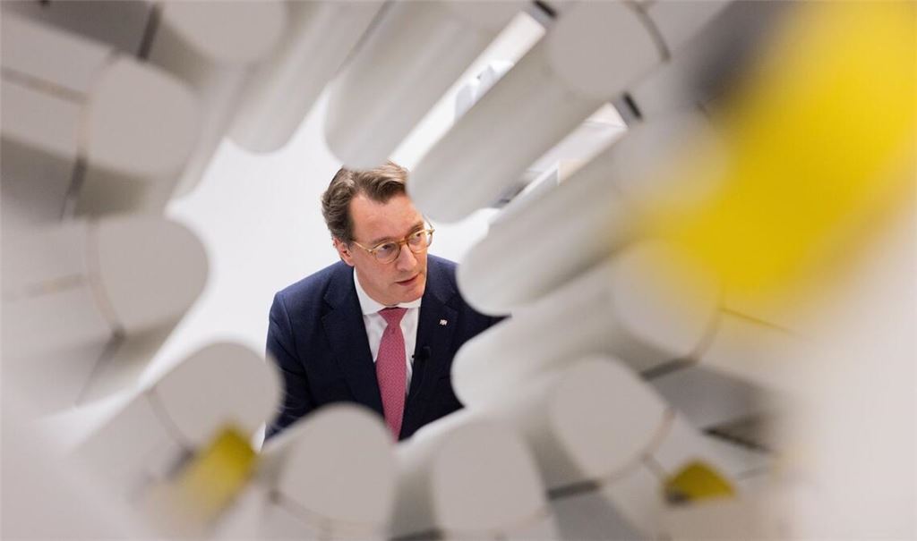 Hendrik Wüst (CDU), Ministerpräsident von Nordrhein-Westfalen, besucht im Stanislaw Sakiel Burn Treatment Center ein Spezial-CT für die Diagnostik von Verbrennungsopfern.
