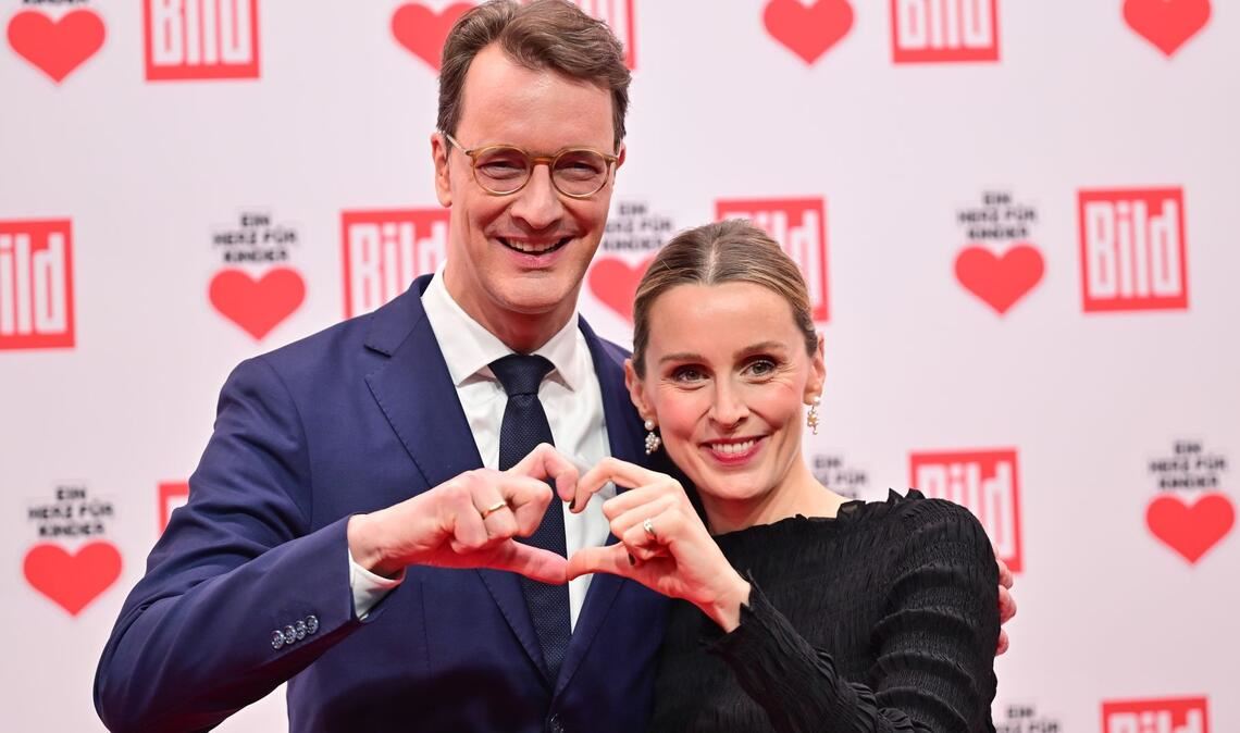 Hendrik Wüst (CDU) und seine damals noch schwangere Frau Katharina bei der Gala "Ein Herz für Kinder" (Archivfoto)
