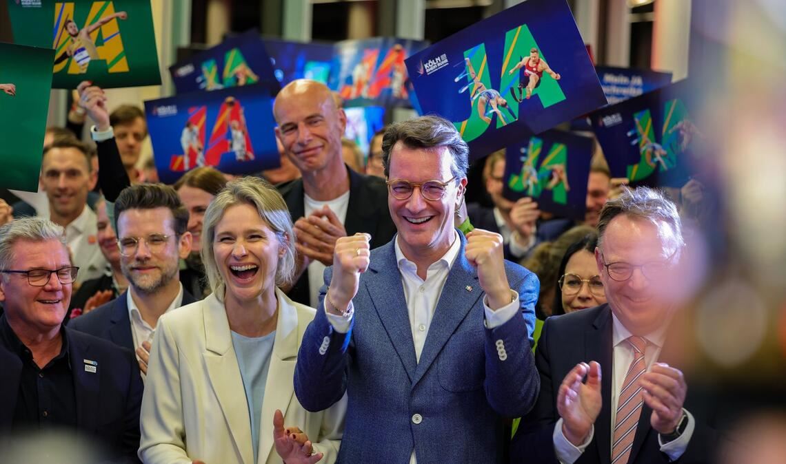 Hendrik Wüst, Ministerpräsident des Landes Nordrhein-Westfalen, jubelt.