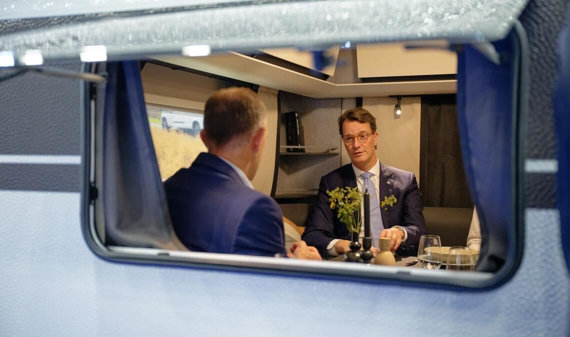 Bilder des Tages Hendrik Wüst, Ministerpräsident von Nordrhein-Westfalen (CDU), besucht die Camping-Messe "Caravan Salon" in Düsseldorf.