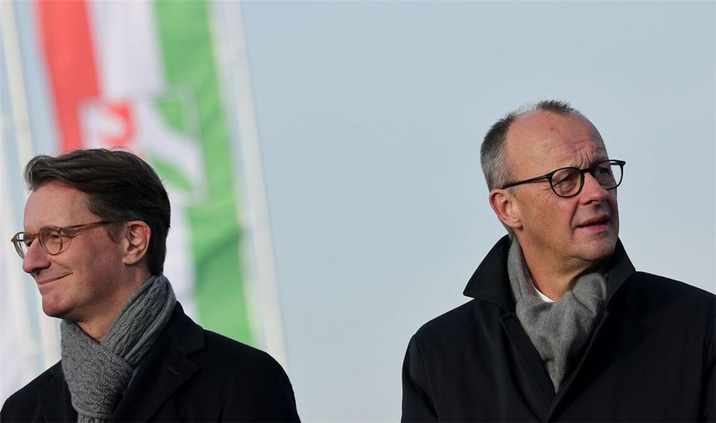 Hendrik Wüst (l, CDU), Ministerpräsident von Nordrhein-Westfalen, und Bundeskanzler Friedrich Merz (CDU) (Archivbild).