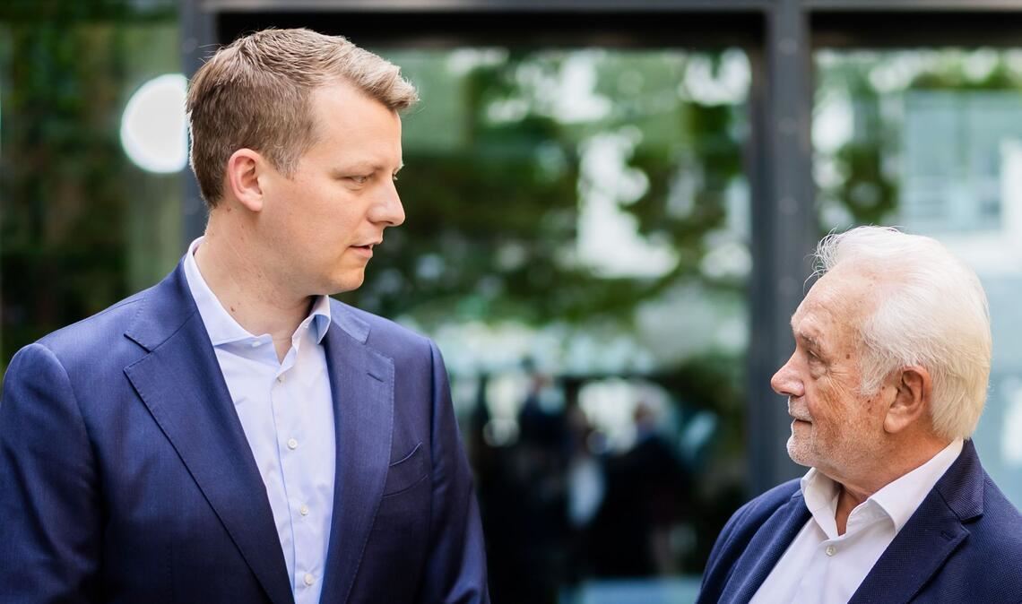 Henning Höne (l) lässt Wolfgang Kubicki den Vortritt.