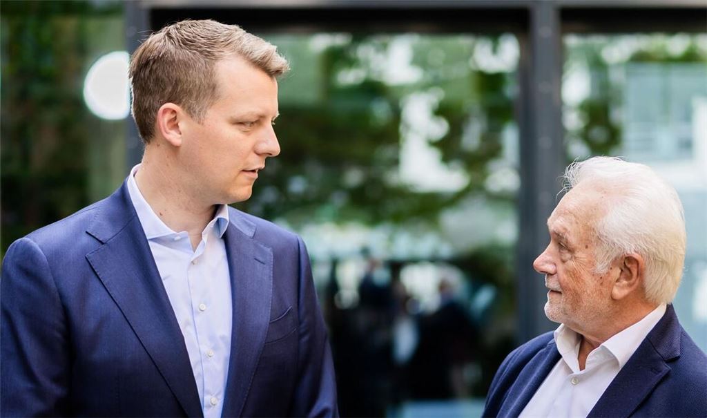 Henning Höne (l) lässt Wolfgang Kubicki den Vortritt.