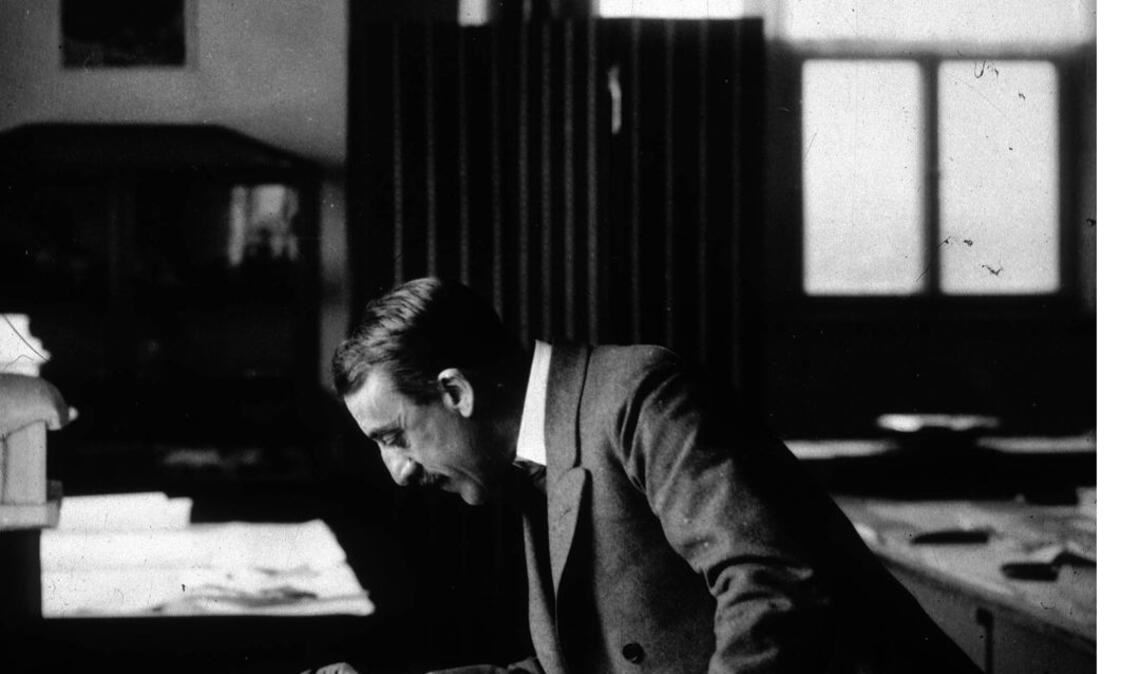 Henry van de Velde (1863-1957) hatte Malerei studiert, sich dann aber der Gestaltung von Porzellan, Möbeln, Tapeten und der Architektur zugewendet. Er war einer der Gründer und Hauptvertreter von Art Nouveau und später auch des  Neuen Bauens.
