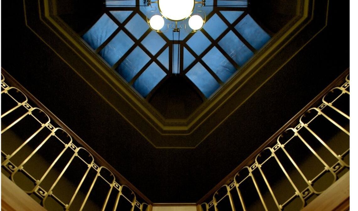 Henry van de Velde war berühmt für seine detailverliebte Gestaltung vom Dach, den Leuchten, der Treppe bis zu den Möbeln: „Haus Schulenburg“: Blick zur oberen Diele und dem Deckenlicht.
