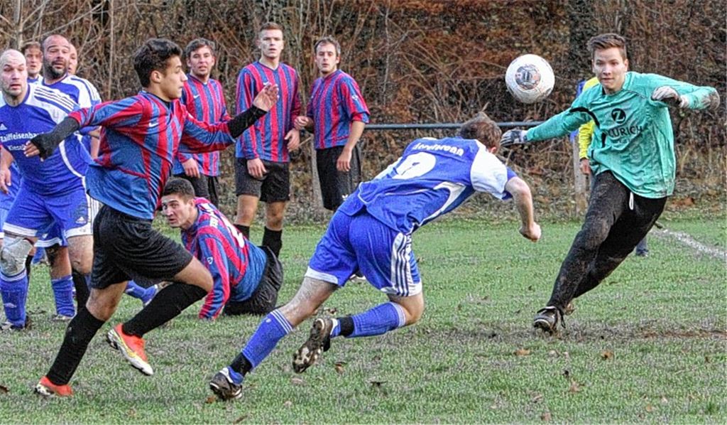 Herausragender Schlussmann in einer ansonsten schwachen Ötisheimer Elf: Yannick Gulden (re.) bewahrt seine Mannschaft etliche Male vor dem Rückstand. Foto: Eigner
